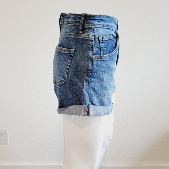 H&M Denim High Waist Short Booty Shorts Medium Light Wash Cuffed Sz 10 / 42 - Picture 5 of 7
